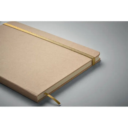 Caiet a5 beige texturat cu elastic auriu si marcaj de pagina potrivit pentru notite organizate
