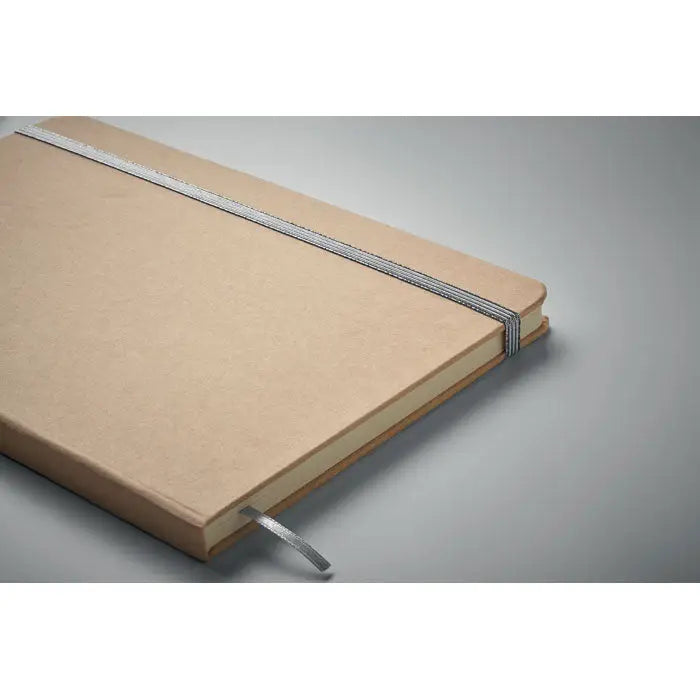 Beige caiet a5 texturat cu elastic argintiu si marcator asortat care dezvaluie culoarea copertii