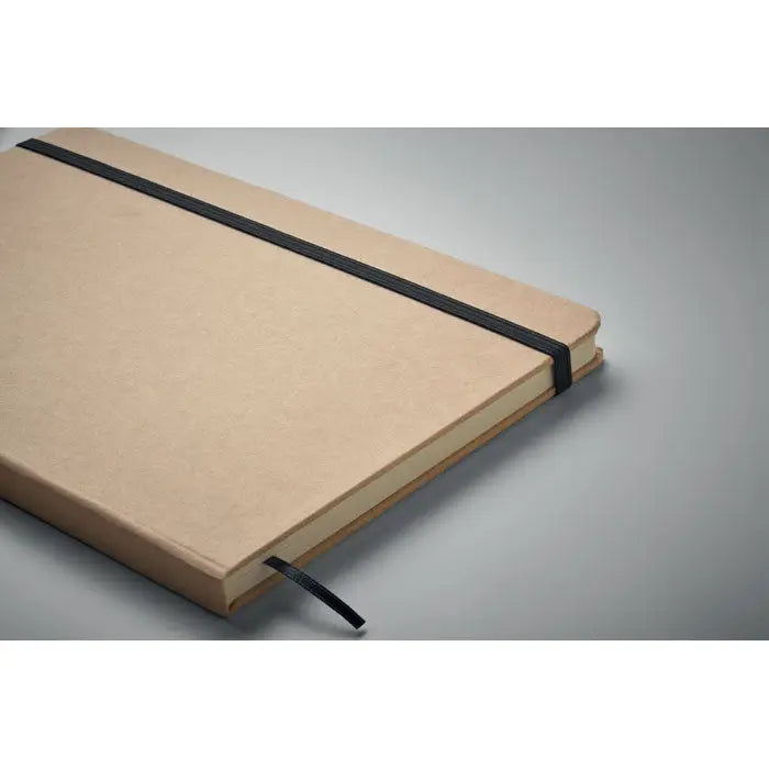 Beige caiet a5 cu textură, elastic negru și semn de carte asortat care dezvăluie culoarea copertii