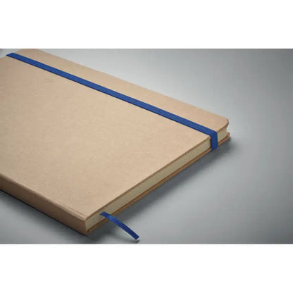 Caiet a5 bej texturat cu elastic albastru si semn de carte asortat pentru notite organizate eficient