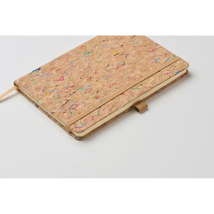 Caiet a5 color pluta beige cu pete colorate si inchidere elastica asortata din plută