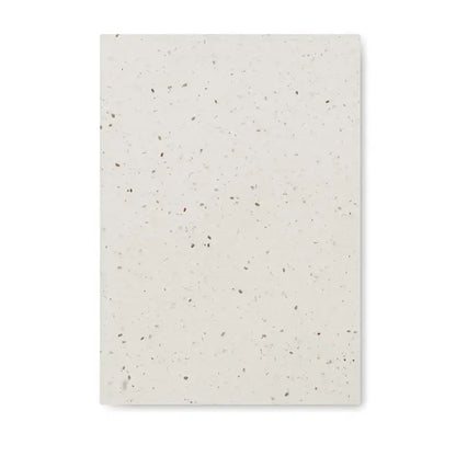 Caiet a5 cu coperta din hartie cu seminte alba crem cu textura punctata maro si gri