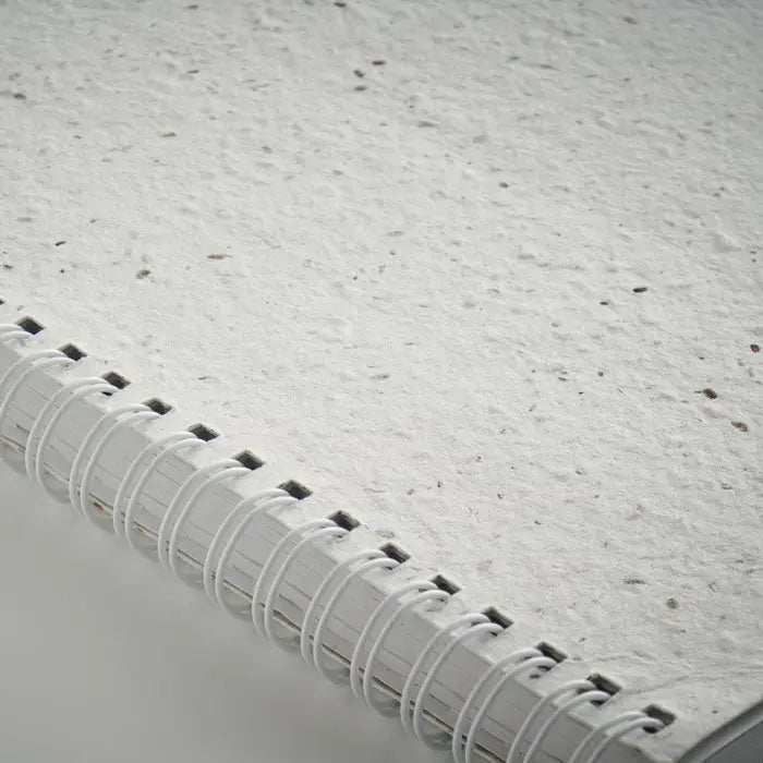 Caiet a5 cu coperta din hartie cu seminte si hartie texturata alba cu puncte spiralat