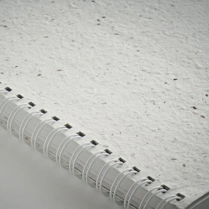 Caiet a5 cu coperta din hartie cu seminte si hartie texturata alba cu puncte spiralat