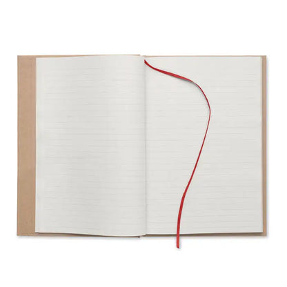 Caiet a5 cu pagini reciclate cu coperta maro deschis si semn de carte rosu deschis la o pagina liniata