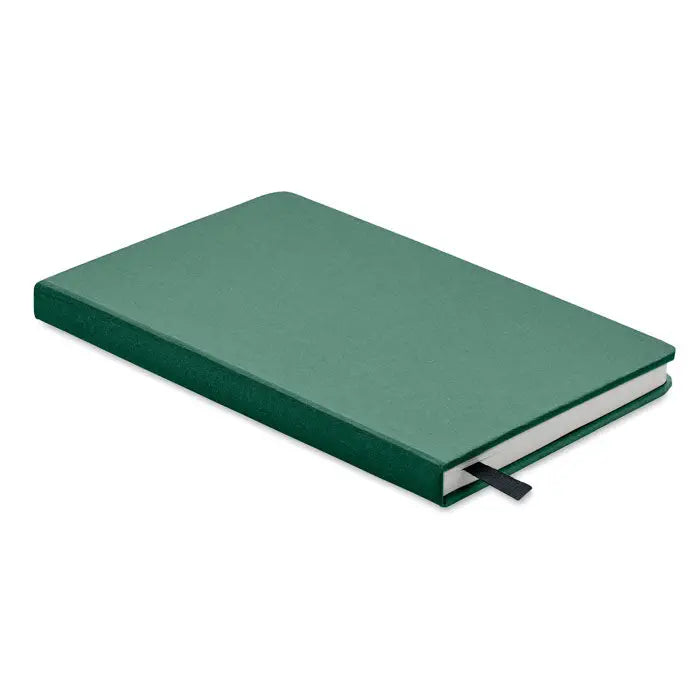 Caiet a5 verde cu pagini reciclate si semn de carte negru vizibil pe margine