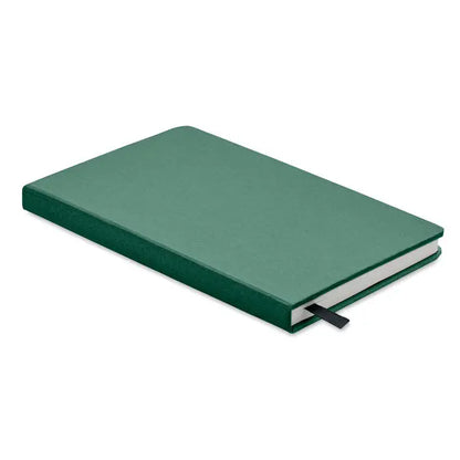 Caiet a5 verde cu pagini reciclate si semn de carte negru vizibil pe margine