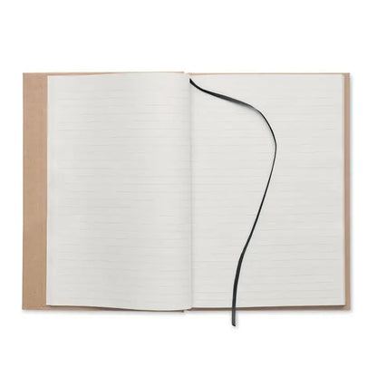 Caiet a5 cu pagini reciclate cu coperta kraft tan, pagini albe liniate si semn de carte negru