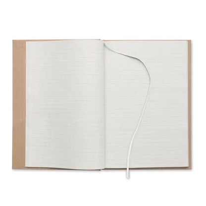 Caiet a5 cu pagini reciclate cu coperta kraft, pagini cu linii albe si semn de carte simplu alb