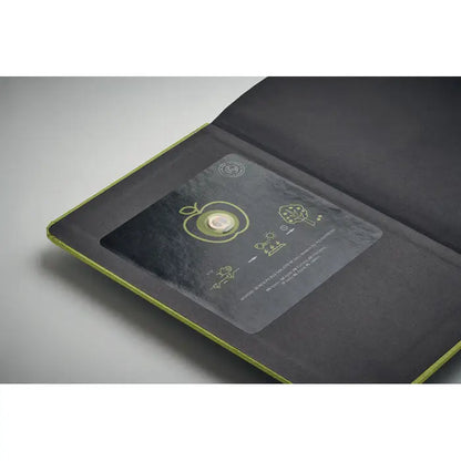 Caiet a5 cu pagini reciclate negru cu coperta transparenta si ilustratii din folie aurie cu legatura verde lime