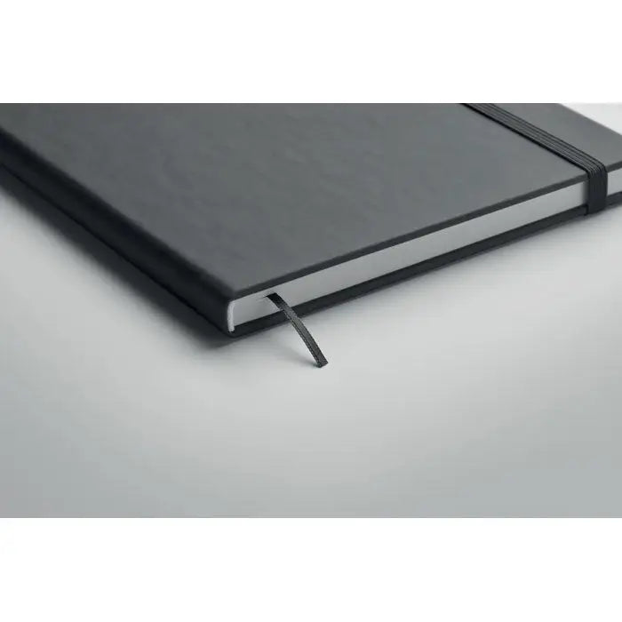 Caiet a5 cu pagini reciclate negru texturat cu elastic si margini argintii pentru uz eco-friendly