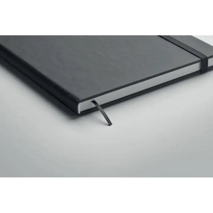 Caiet a5 cu pagini reciclate negru texturat cu elastic si margini argintii pentru uz eco-friendly