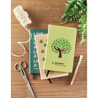 Caiet a5 din pagini reciclate verde deschis cu textura si design copac reforest ecologie sustenabila