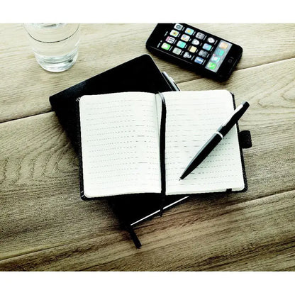 Caiet a5 negru din piele cu pix asortat si pagini cu 72 de linii pentru notite organizate eficient