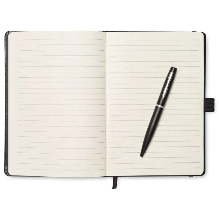 Caiet A5 cu 72 de pagini liniate și pix negru cu accente argintii pe pagina deschisă
