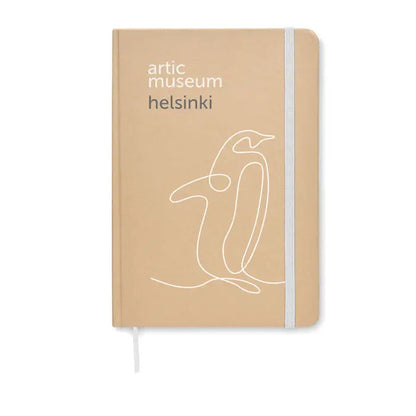 Caiet a5 din carton reciclat bej cu desen alb minimalist pinguin si text artic museum helsinki gri pe coperta hardcover