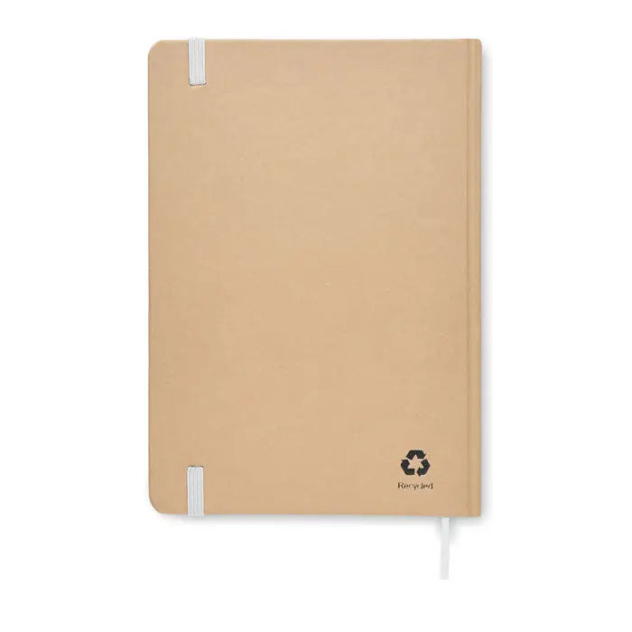 Caiet a5 din carton reciclat tan cu elastic alb si logo reciclare discret in coltul drept jos