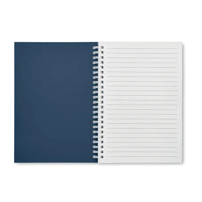 Caiet a5 din carton reciclat cu spira navy albastru si pagini liniate albe pentru notite