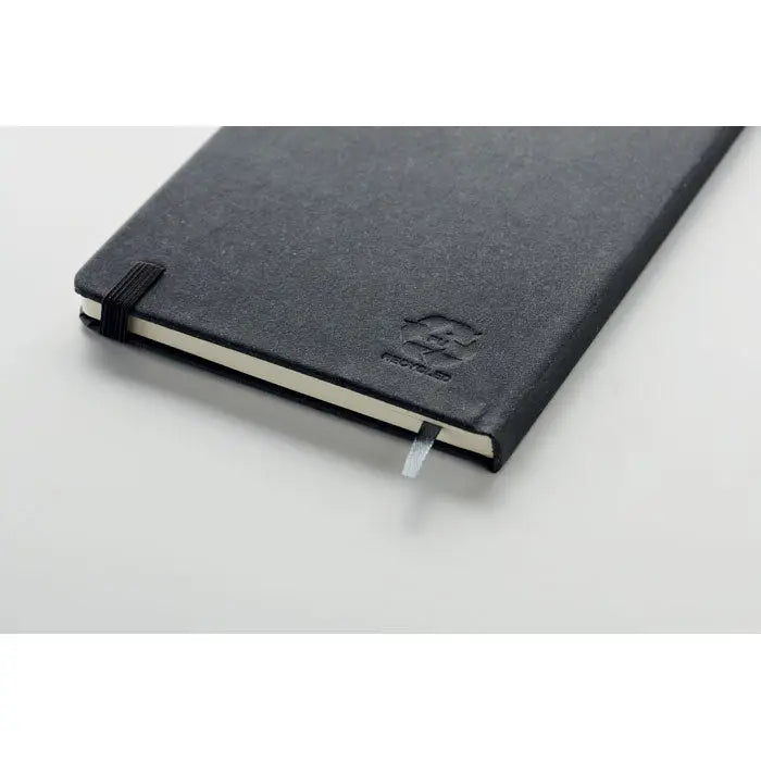 Caiet a5 din piele reciclata negru cu textura, logo embosat subtil si elastic negru pentru fixarea paginilor