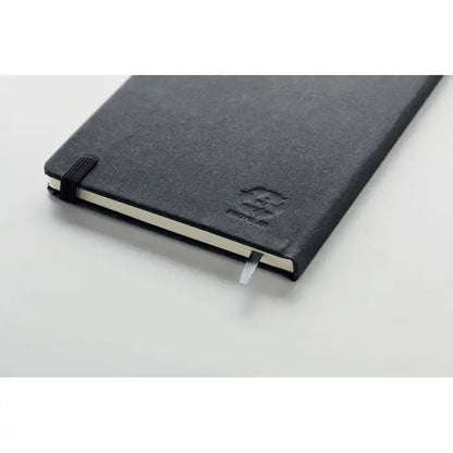 Caiet a5 din piele reciclata negru cu textura, logo embosat subtil si elastic negru pentru fixarea paginilor