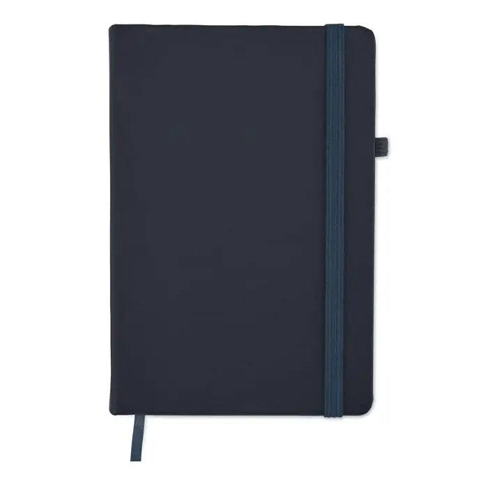 Caiet a5 din pu reciclat culoare albastru navy inchis cu banda elastica potrivita si eticheta neagra mica pe lateral