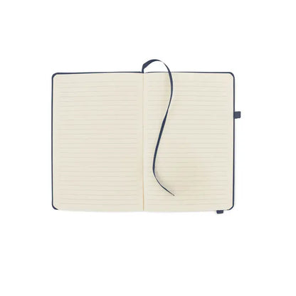 Caiet a5 din pu reciclat deschis cu pagini liniate crem si marcaj panglica albastru inchis