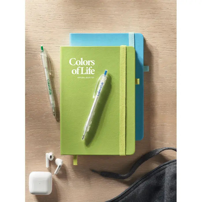 Caiet a5 din pu reciclat verde lime cu banda elastica si text colors of life imprimat alb pe coperta hardcover
