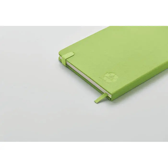 Caiet a5 din pu reciclat lime verde texturat cu coperta tare si elastic pentru inchidere cu logo mic embossat