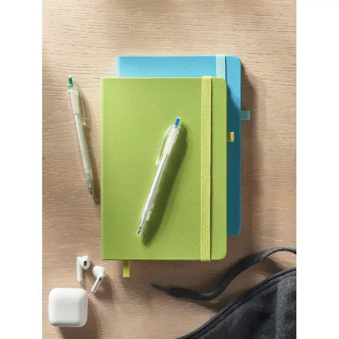 Caiet a5 din pu reciclat verde cu elastic galben si semn de carte asortat pentru notite practice