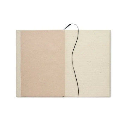 Notebook minimalist caiet a5 iarba cu coperta bej texturata si pagini crem legat cu elastic subtire negru