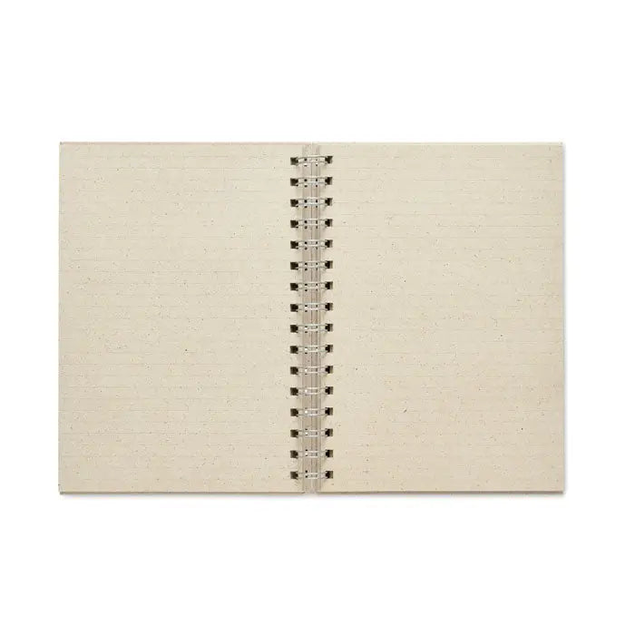 Caiet a5 iarba cu coperta bej spiralat si pagini texturate liniate pentru notite minimaliste
