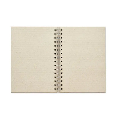Caiet a5 iarba cu coperta bej spiralat si pagini texturate liniate pentru notite minimaliste