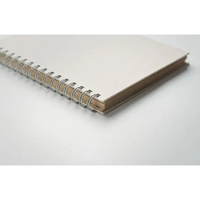 Caiet a5 iarba cu coperta minimalistă off-white și pagini de lemn într-o spirală cu 80 de rânduri