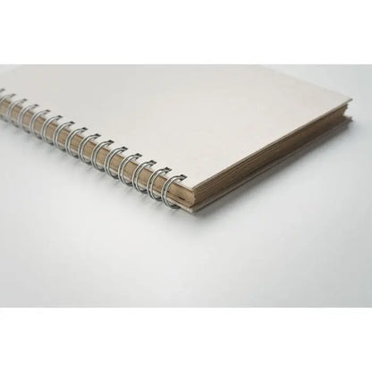 Caiet a5 iarba cu coperta minimalistă off-white și pagini de lemn într-o spirală cu 80 de rânduri