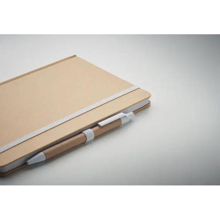 Caiet a5 din carton reciclat bej cu elastic alb si pix asortat prins pe lateral