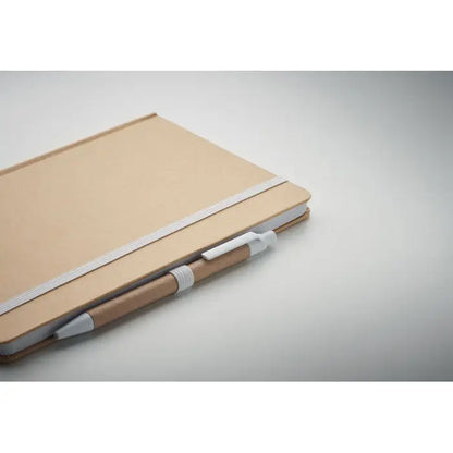 Caiet a5 din carton reciclat bej cu elastic alb si pix asortat prins pe lateral