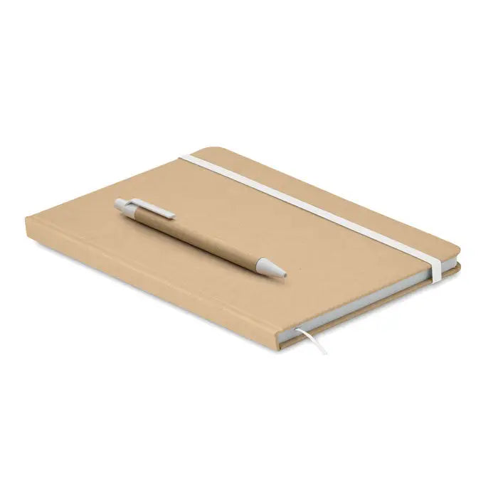 Caiet a5 din carton reciclat bej cu elastic alb si pix asortat pe coperta