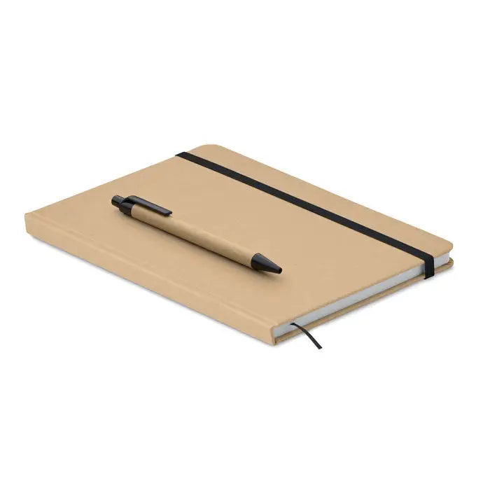 Caiet a5 din carton reciclat bej cu coperta hardcover elastic negru si pix asortat pe partea fata