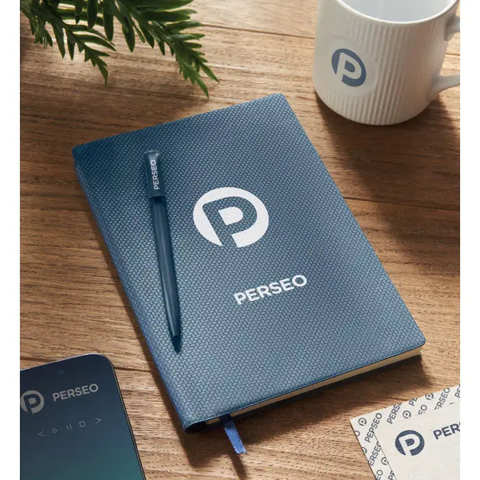Caiet a5 pu albastru texturat cu logo alb perseo si stilou asortat pentru notite elegante