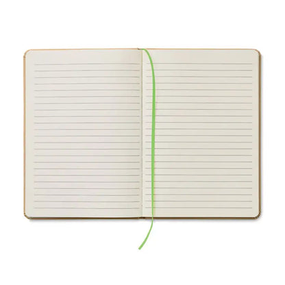 Caiet a5 reciclat cu pagini bej liniate și marcator verde pentru notițe eco-friendly și organizare eficientă