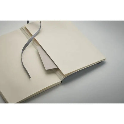 Caiet a5 reciclat crem cu design minimalist si semn de carte gri din panglica