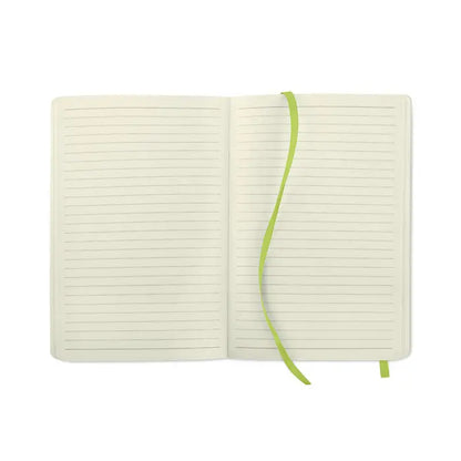 Caiet a5 reciclat deschis cu pagini liniate crem și semn de carte verde lime vibrant