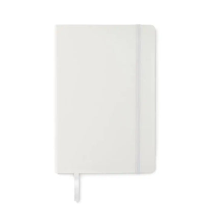 Caiet a5 reciclat cu copertă albă hardcover texturată și elastic de fixare asortat