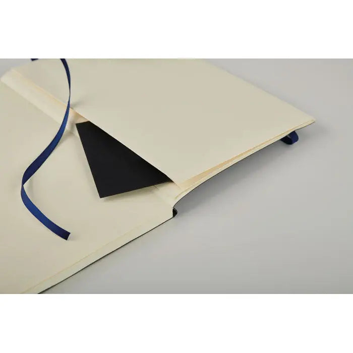 Caiet a5 reciclat cu coperta tare crem, semn de carte albastru si pagini interioare negre