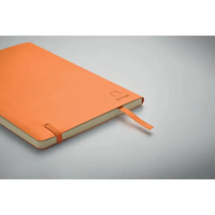 Caiet a5 reciclat portocaliu cu coperta din piele, marcaj ribbon si logo embosat pe coperta