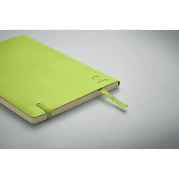 Caiet a5 reciclat cu copertă de piele verde lime, elastic asortat și logo subtil embossat