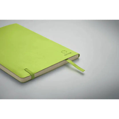 Caiet a5 reciclat cu copertă de piele verde lime, elastic asortat și logo subtil embossat