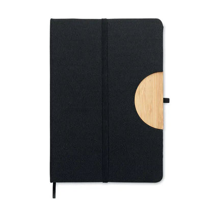 Caiet a5 rpet 80 randuri cu coperta texturata neagra si accent circular din lemn deschis pe lateral