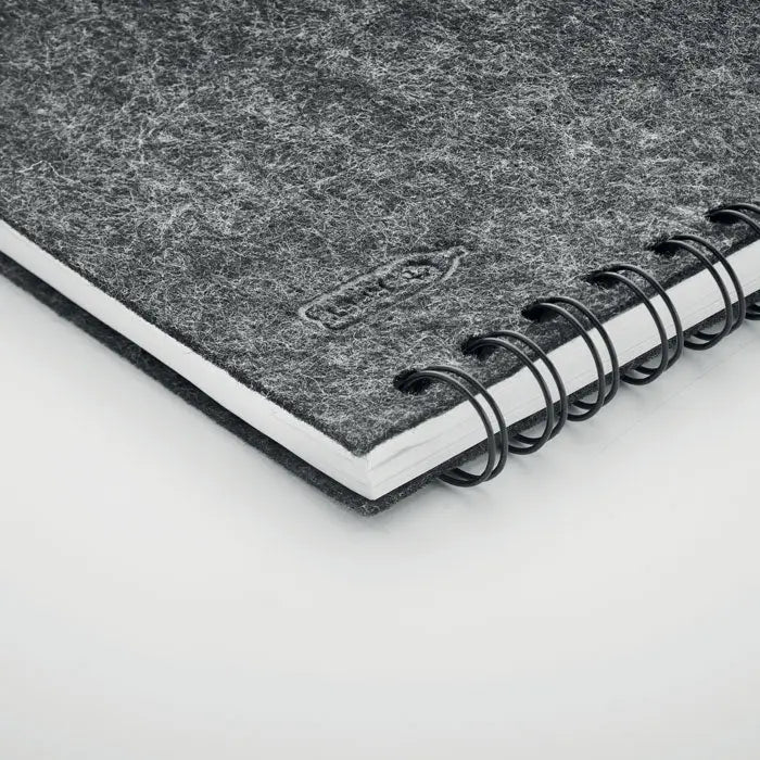 Caiet a5 rpet cu coperta din fetru gri inchis spiralat cu inele metalice negre si suprafata texturata subtila