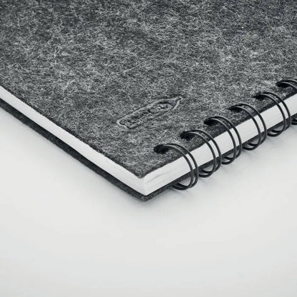 Caiet a5 rpet cu coperta din fetru gri inchis spiralat cu inele metalice negre si suprafata texturata subtila